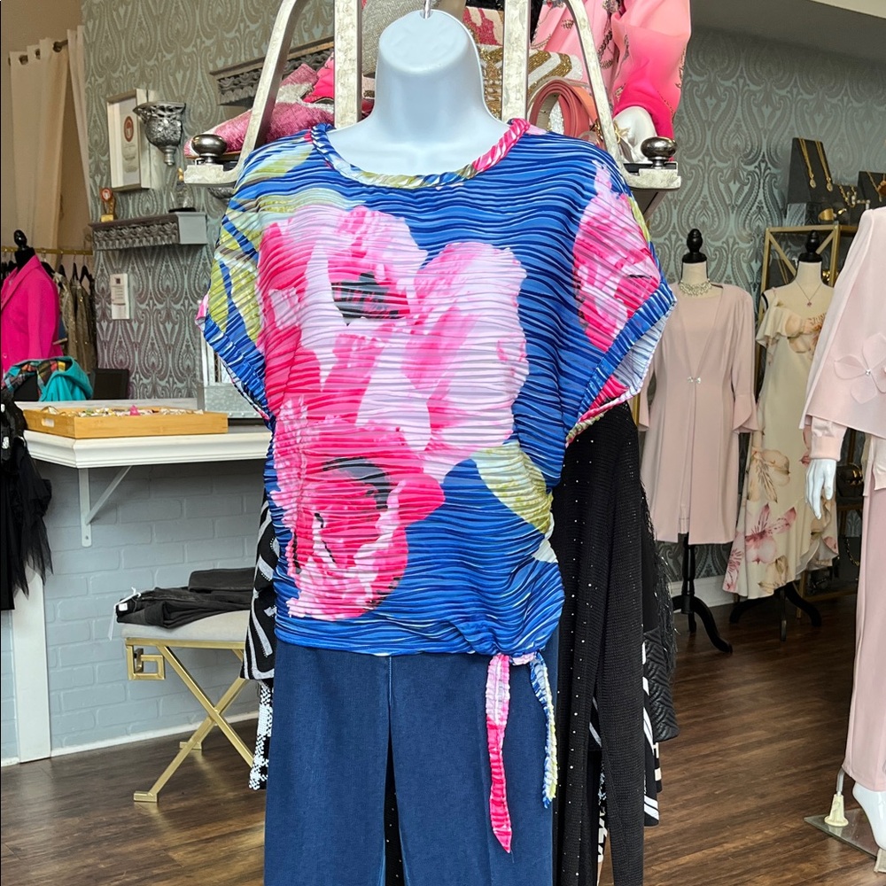 251303 Design Blue Short Sleeve Top with Pink Floral Print by Frank Lyman